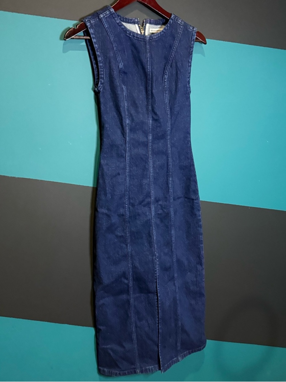 Abercrombie & Fitch Sleeveless Denim Midi Dress in Light DarBlue with Front Slit - Picture 3 of 13